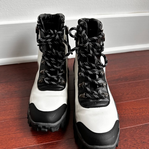 Moncler snow and reason boots (waterproof) - Picture 1 of 10